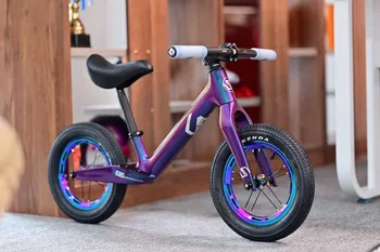 A Gyerekek Egyensúly Kerékpár Teljes Szén-Dioxid-Szuper Könnyű, A Súlya 2700 Gramm